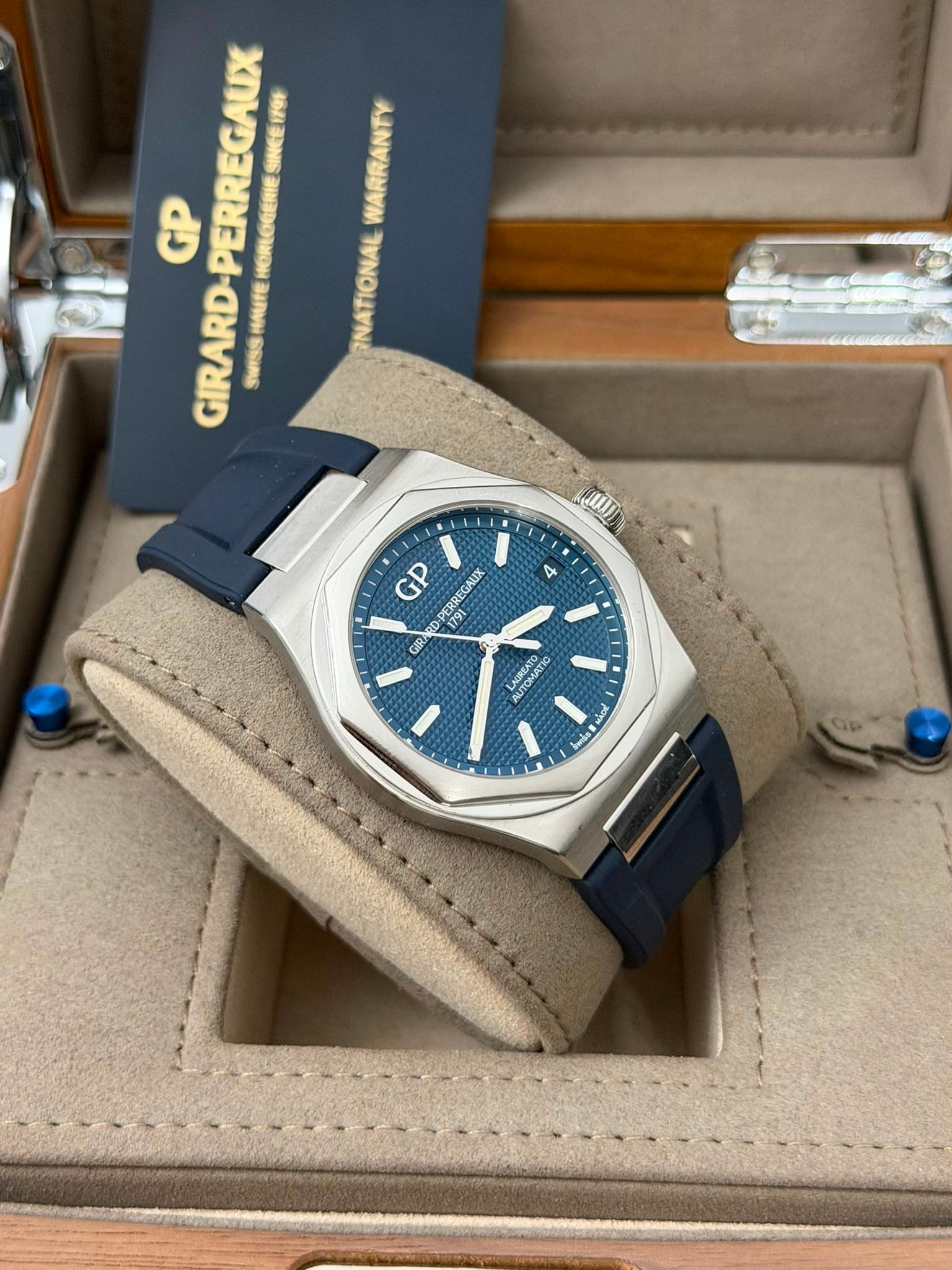 Girard-Perregaux Laureato